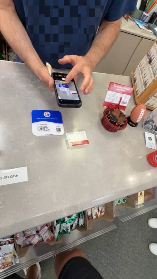 Eine Google-Bewertungskarte auf dem Tresen, mit dem Handy angetippt (1)
