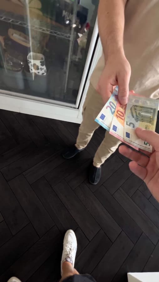 Eine Google-Bewertungskarte auf dem Tresen, mit dem Handy angetippt (3)