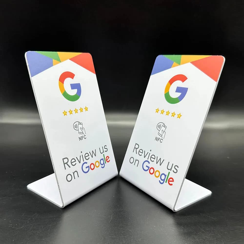Zwei NFC-Aufsteller mit "Review us on Google", das Produkt, das du einrichtest und an lokale Läden verkaufst